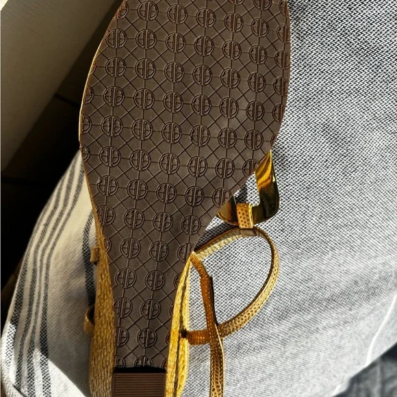 Lilly Pulitzer NEW Gold Metallic T-Strap Sandals 10M - Picture 9 of 10